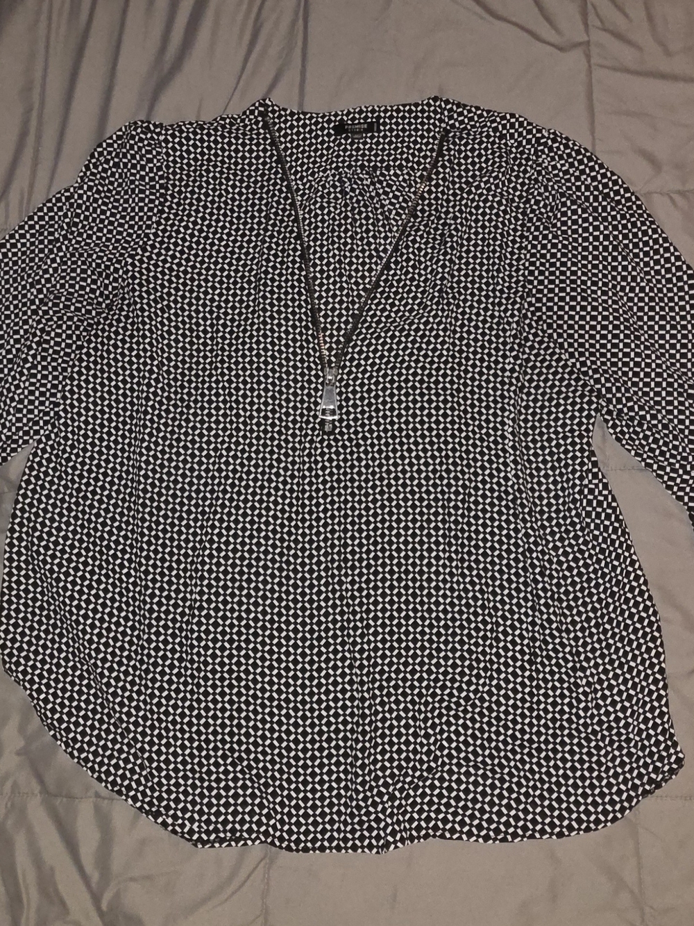 Woman Black & White Patterned Long-Sleeve Shirt with Zip Detail